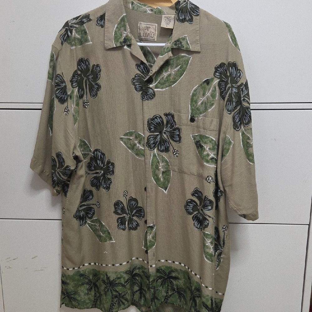 Luau brand Hawaiian-style button-down shirt is made of 100% silk Large Size